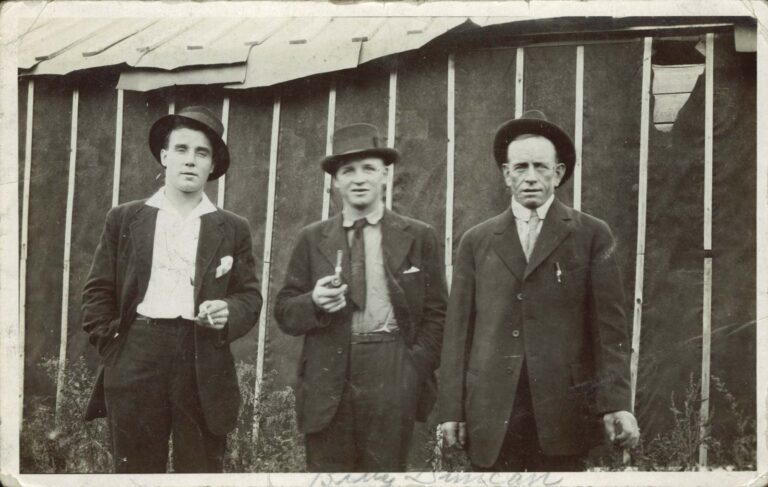 Foto von drei Männern im Anzug
